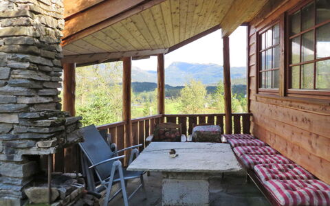 Anna: Fenster, Gebäude, Möbel, Holz, Interior Design, Hütte, Schatten, Baum, Fussboden, Flooring