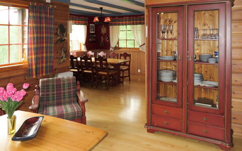 Anna: Möbel, Tabelle, Eigentum, Blume, Cabinetry, Holz, Pflanze, Fenster, Gebäude, Die Architektur