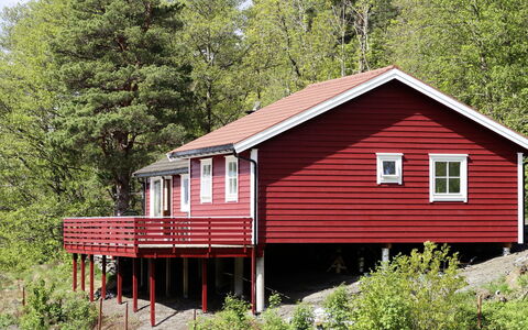Rød Hytte: Pflanze, Gebäude, Fenster, Haus, Holz, Baum, Grundstueck, Hütte, Natürliche Landschaft, Abstellgleis