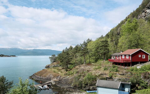 Rød Hytte: Wolke, Wasser, Himmel, Pflanze, Berg, Gebäude, Baum, Natürliche Landschaft, Haus, See