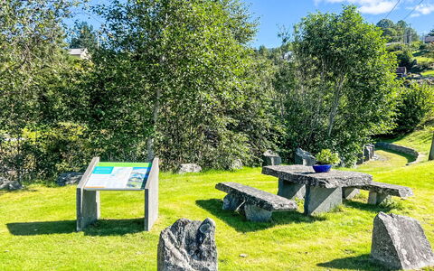 Blå Hytte: Gras, Strauch, Außenbank, Bank, Ground, Picknicktisch, Gartenmöbel, Garten, Rasen, Park