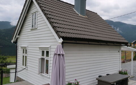 Ikjefjord: Wolke, Pflanze, Himmel, Gebäude, Eigentum, Fenster, Haus, Holz, Die Architektur, Grundstueck