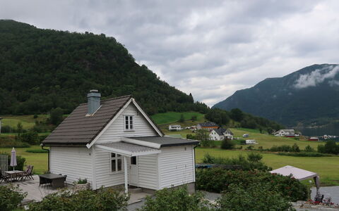 Ikjefjord: Wolke, Himmel, Pflanze, Berg, Eigentum, Gebäude, Fenster, Baum, Hochland, Haus