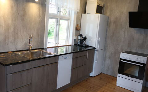 Ikjefjord: Cabinetry, Countertop, Eigentum, Zapfhahn, Gebäude, Küchengerät, Spüle, Küche, Herd, Holz