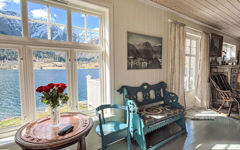 Villa Esefjord: Möbel, Pflanze, Eigentum, Tabelle, Fenster, Gebäude, Blumentopf, Zimmerpflanze, Fussboden, Interior Design