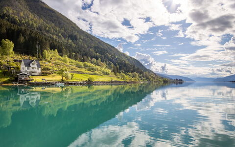 Villa Esefjord: Wasser, Bergforms, Berg, Gewässer, Natürliche Landschaft, Hochland, Hügel, Bank, Wasserlauf, See