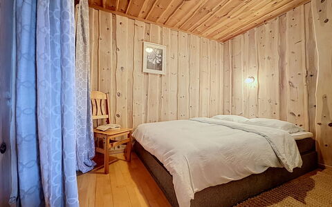Målsnes: Bett, Schlafzimmer, Interior Design, Fussboden, Flooring, Möbel, Wand, Bettdecke, Holz, Bedding