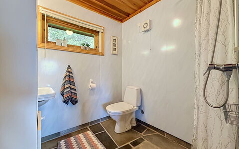 Målsnes: Flooring, Holz, Fussboden, Interior Design, Decke, Armatur, Installation, Zimmer, Badezimmer, Zapfhahn