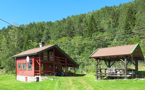 Målsnes: Himmel, Gebäude, Pflanze, Ökoregion, Natürliche Landschaft, Haus, Baum, Grundstueck, Holz, Hochland