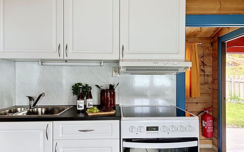Naustvollen: Küchengerät, Küche, Major Appliance, Countertop, Cabinetry, Holz, Haushaltsgerät, Interior Design, Flooring, Herd