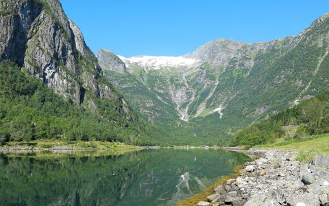 Naustvollen: Wasser, Himmel, Berg, Wasservorräte, Natürliche Landschaft, Pflanze, Hochland, Wasserlauf, See
