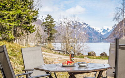 Balestrand 630: Tabelle, Pflanze, Wolke, Wasser, Himmel, Eigentum, Möbel, Natur, Tisch Im Freien, Gartenmöbel