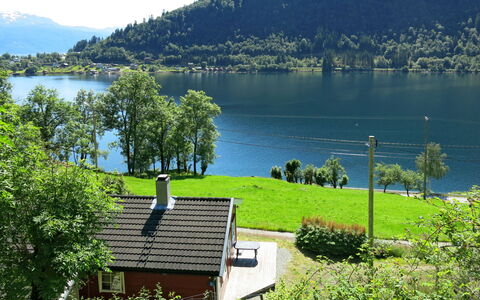 Pærehagen: Wasser, Pflanze, Himmel, Wasservorräte, Eigentum, Berg, Natur, Natürliche Landschaft, Azurblau, Baum
