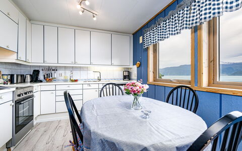 Hovsfjellet: Interior Design, Zuhause, Decke, Küche, Wohnung, Cabinetry, Stuhl, Countertop, Fensterbehandlung, Holzbeize
