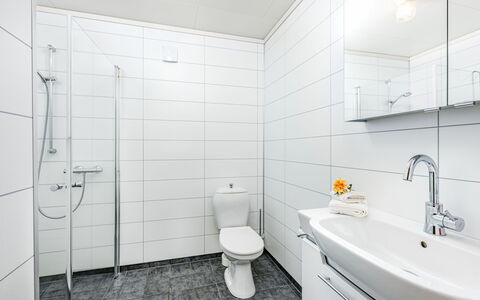Hovsfjellet: Flooring, Armatur, Badezimmer, Fussboden, Interior Design, Toilleten Sitz, Toilette, Decke, Sinken, Installation