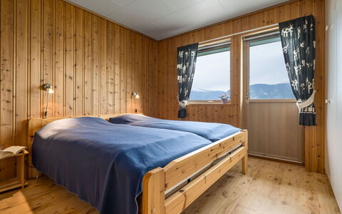 Hovsfjellet: Holz, Schlafzimmer, Interior Design, Bett, Decke, Möbel, Fussboden, Bettrahmen, Zuhause, Flooring