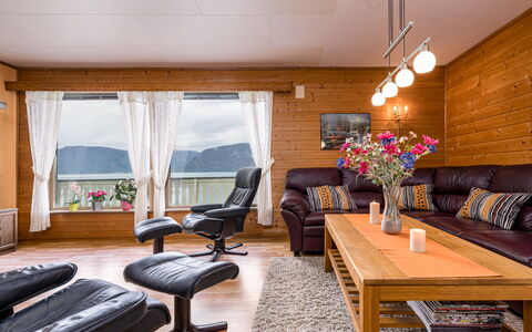 Hovsfjellet: Möbel, Interior Design, Couch, Flooring, Holz, Wohnzimmer, Fussboden, Decke, Holzboden, Tabelle