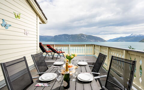 Hovsfjellet: Möbel, Flooring, Fussboden, Veranda, Gartenmöbel, Resort, Deck, Holzboden, Stuhl, Eco Hotel