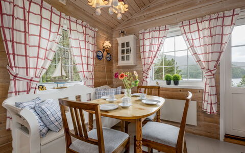 Granlien: Tabelle, Möbel, Eigentum, Stuhl, Dekoration, Textil, Holz, Interior Design, Fenster, Schatten