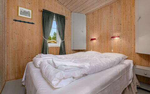 Synnøve: Gebäude, Eigentum, Möbel, Komfort, Holz, Textil, Bettrahmen, Schatten, Haus, Interior Design
