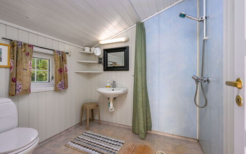 Synnøve: Armatur, Eigentum, Zapfhahn, Gebäude, Badezimmer, Interior Design, Holz, Badewanne, Fussboden