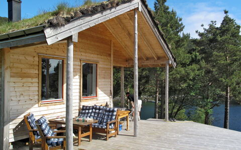 Svanöy: Himmel, Gebäude, Pflanze, Fenster, Baum, Schatten, Veranda, Holz, Haus, Hütte