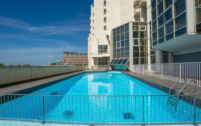 Biarritz 180: Wasser, Gebäude, Himmel, Azurblau, Schwimmbad, Fenster, Tower Block, Eigentumswohnung, Rechteck, Urban Design