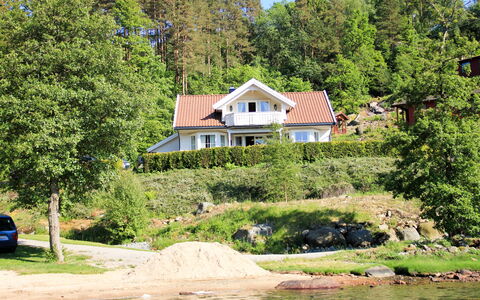 Naudøyna: Wasser, Pflanze, Himmel, Daytime, Eigentum, Gebäude, Natur, Fenster, Natürliche Landschaft, Baum
