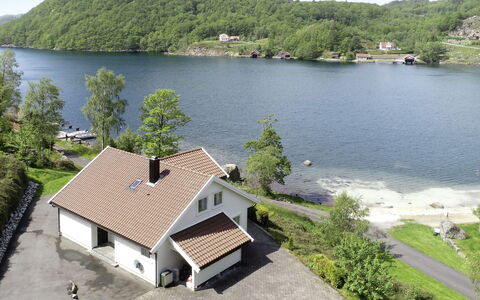Naudøyna: Wasser, Wasservorräte, Pflanze, Eigentum, Gebäude, Baum, Natur, Himmel, Berg, Hochland