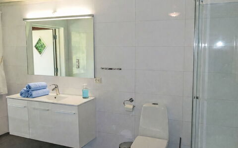 Espeøya: Bad Sink, Badezimmer, Armatur, Flooring, Sinken, Interior Design, Fussboden, Zapfhahn, Badezimmerschrank, Installation