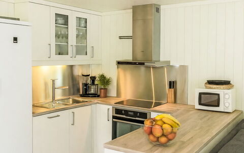 Espeøya: Möbel, Küchengerät, Küche, Countertop, Flooring, Holz, Cabinetry, Interior Design, Major Appliance, Haushaltsgerät