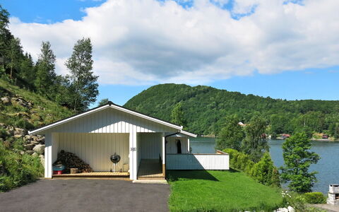Espeøya: Wolke, Himmel, Pflanze, Eigentum, Gebäude, Wasser, Baum, Haus, Natürliche Landschaft, Gras