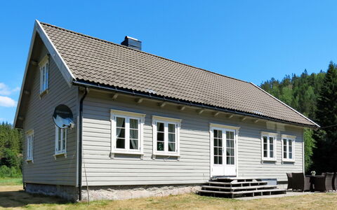 Haven: Himmel, Gebäude, Fenster, Pflanze, Baum, Haus, Grundstueck, Holz, Wolke