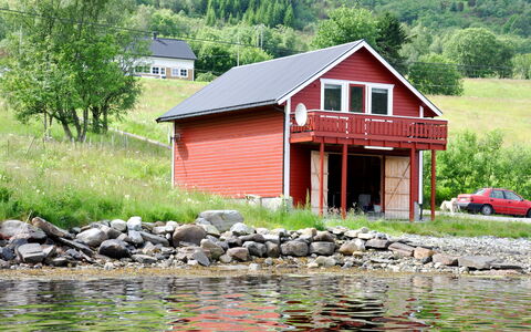 Naustet: Wasser, Pflanze, Wasservorräte, Gebäude, Baum, Natürliche Landschaft, Haus, See, Fahrzeug, Fenster