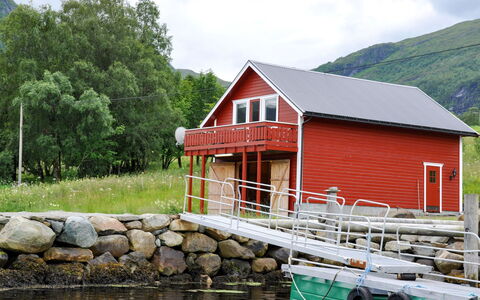 Naustet: Wasser, Himmel, Wolke, Gebäude, Fenster, Grün, Natur, Haus, Pflanze, Holz
