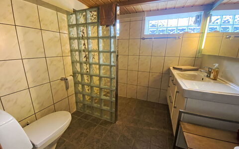 Lenebu: Eigentum, Sinken, Interior Design, Fussboden, Flooring, Wand, Holz, Badezimmer, Armatur