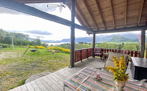 Lenebu: Pflanze, Eigentum, Himmel, Blumentopf, Veranda, Schatten, Gartenmöbel, Holz, Stuhl, Wolke