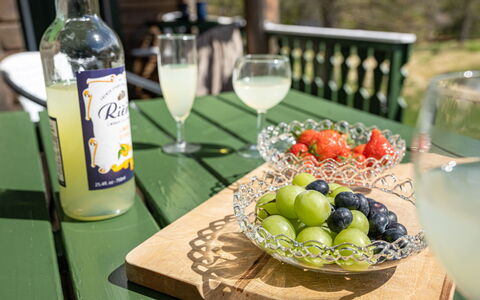 Fjellro: Essen, Geschirr, Flasche, Zutat, Obst, Drinkware, Tabelle, Barware
