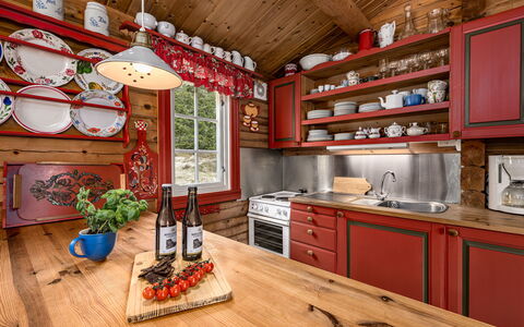 Fjellbris: Holz, Möbel, Interior Design, Küche, Flooring, Decke, Countertop, Cabinetry, Zimmer, Holzbeize