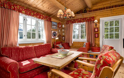 Fjellbris: Möbel, Interior Design, Holz, Decke, Couch, Flooring, Zuhause, Wohnzimmer, Fussboden, Hütte