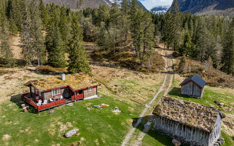 Fjellbris: Gras, Bergforms, Haus, Natürliche Landschaft, Wiese, Hochland, Berg, Hütte, Landschaft, Hütte