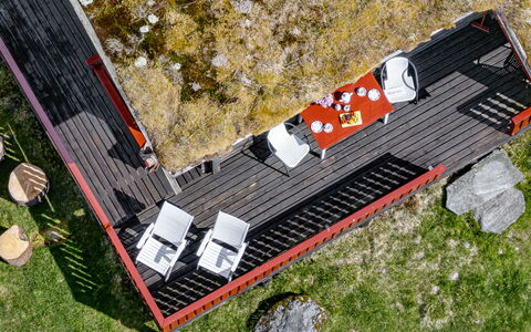 Fjellbris: Grundstueck, Garten, Garten, Gartenmöbel, Schatten, Stuhl, Landscaping, Deck, Hartholz, Hinterhof
