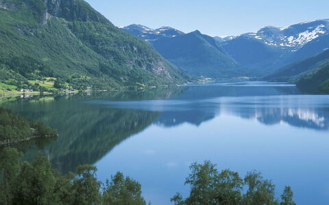 Fjellbris: Wasser, Himmel, Berg, Wolke, Azurblau, Baum, Natürliche Landschaft, See, Hochland, Wasserlauf