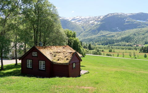 Haukedalspanorama: Himmel, Berg, Gebäude, Pflanze, Baum, Natürliche Landschaft, Haus, Fenster, Grundstueck, Hütte