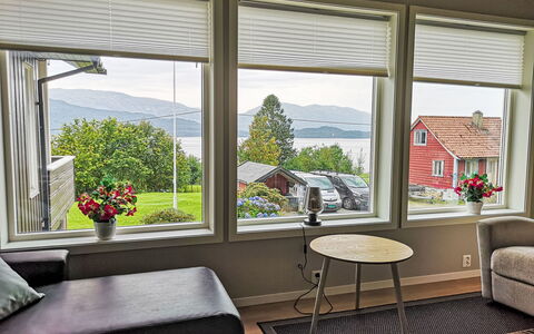 Mjellhaugen: Pflanze, Eigentum, Tabelle, Fenster, Gebäude, Möbel, Schatten, Interior Design, Die Architektur
