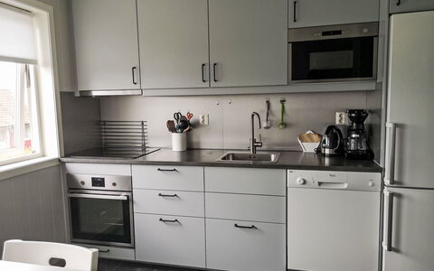 Mjellhaugen: Cabinetry, Countertop, Fenster, Spüle, Sinken, Weiss, Gebäude, Küchengerät, Herd, Küche