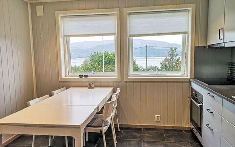 Mjellhaugen: Spüle, Cabinetry, Möbel, Eigentum, Fenster, Countertop, Sinken, Holz, Tabelle