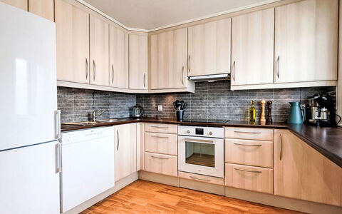 Rorbu: Cabinetry, Flooring, Holz, Küchengerät, Küche, Major Appliance, Countertop, Fussboden, Interior Design, Schublade