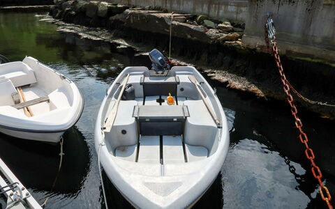 Kvamsvika: Wasser, Boot, Schiffsbau, Boote Und Boating - Geräte Und Materialien, Watercraft, Transportart, Pflanze, See, Dock, Fahrzeug