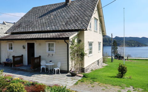 Kvamsvika: Himmel, Pflanze, Wolke, Gebäude, Fenster, Eigentum, Wasser, Haus, Grundstueck, Hütte